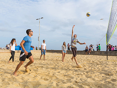 Des étudiants en langues jouent au beach-volley lors d'un séjour linguistique en Angleterre