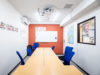 Kleiner Klassenraum der Sprachschule in Kyoto mit Tisch, Stühlen und Whiteboard – ideal für Japanischunterricht in kleinen Gruppen