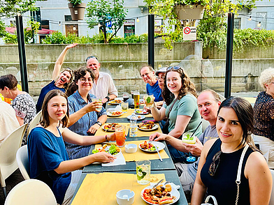 Italienische Lebensart erleben – Sprachschüler geniessen gemeinsam das Essen nach dem Kurs.