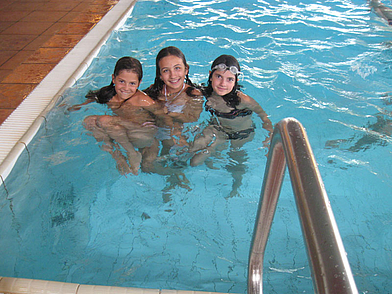 Sprachschülerinnen im Hallenbad der Sprachschule Alpadia Leysin