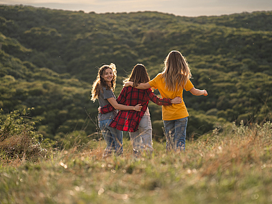 Schülerinnen beim Wandern im Schwarzwald – Naturerlebnis während Deutsch Schülersprachreisen in Freiburg