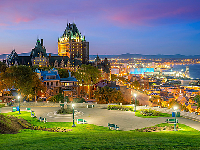 Abendliche Skyline von Québec mit Blick auf das Château Frontenac – eindrucksvolle Atmosphäre für eine Sprachreise in Kanada.“