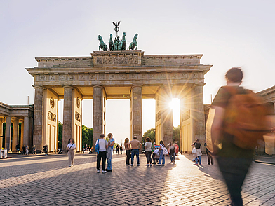 randenburger Tor bei Sonnenuntergang – Ausflug während einer Deutsch Sprachreise für Erwachsene in Berlin.