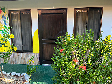 Außenbereich der Zimmer in der Studentenresidenz in Sámara mit separaten Eingängen und Garten.