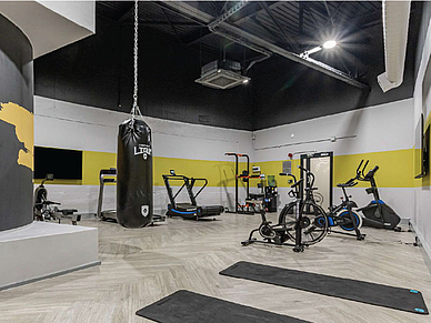 Fitnessraum der Unterkunft in Kapstadt mit Trainingsgeräten und Boxsack für die Freizeitgestaltung.
