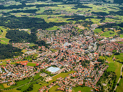 Luftaufnahme von Lindenberg im Allgäu mit Stadt und Landschaft - idealer Ort für Deutsch Sprachreisen für Schüler.