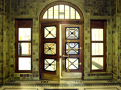 Moderner Unterrichtsraum mit Holztischen und blauen Stühlen für Sprachkurse in Hamburg