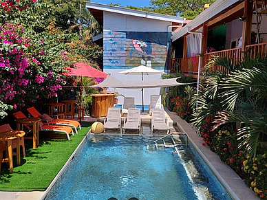 Poolbereich mit Liegestühlen der Unterkunft für Spanisch Sprachschüler in Sámara Costa Rica.