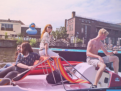 Freizeitaktivität auf dem Wasser – Sprachschüler beim Tretbootfahren in Berlin mit GLS