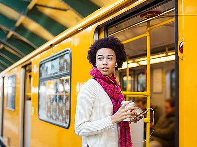 Teilnehmerin einer Deutsch Sprachreise steigt in die U-Bahn in Berlin-Mitte – modernes, urbanes Leben während des Sprachaufenthalts.