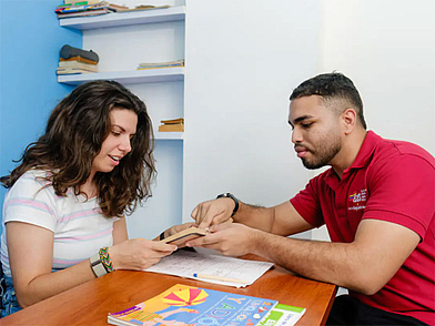 Cours particuliers à l'école de langue ECOS Cartagena, l'étudiante et le professeur approfondissent les connaissances en espagnol dans une atmosphère d'apprentissage personnelle.