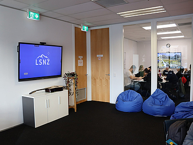 Moderne Unterrichtsräume und Lernbereiche der LSNZ Queenstown Sprachschule.