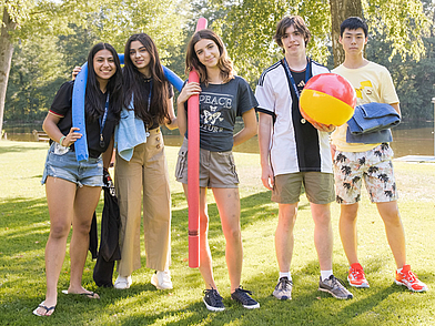 Schülergruppe beim Sommercamp des Humboldt-Instituts Bad Schussenried mit Freizeitaktivitäten im Freien