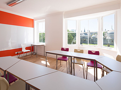 Salle de classe de l'école de langues de Brighton avec vue sur le Royal Pavilion