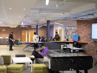 Gemeinschaftsbereich der Bayswater Bournemouth Sprachschule mit Lounge, Spielen und Studierenden