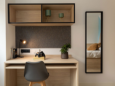 Arbeitsbereich im Zimmer der Residenz in Salamanca mit Schreibtisch und Stauraum für Teilnehmer einer Spanisch Sprachreise.