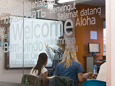 Klassenzimmer an der EC Sprachschule Santa Monica mit interaktivem Whiteboard