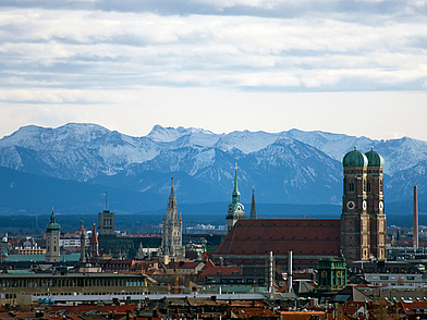 Blick über München mit Frauenkirche und Alpen im Hintergrund – Business-Deutsch-Sprachreise in Bayern