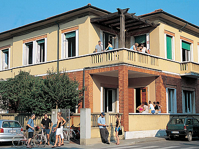 Außenansicht des Sprachschulgebäudes in Viareggio mit Studierenden vor dem Eingang