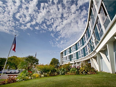 Le bâtiment de l'école de langue Carel Royan est situé à seulement 500 mètres de la mer !