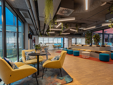 Moderner Aufenthaltsraum der Studentenresidenz in Salamanca mit gemütlichen Sitzbereichen für Sprachschüler.