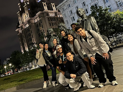 Internationale Schüler der Bayswater Liverpool Sprachschule bei einem gemeinsamen Ausflug zu den Beatles-Statuen