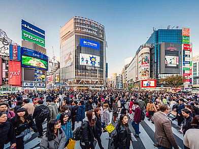 Belebte Shibuya Crossing in Tokio mit Menschenmenge und Stadtlichtern bei einer Japan Sprachreise