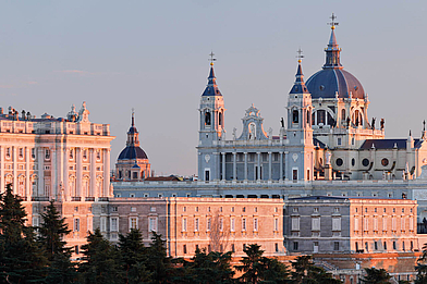 Vista della Cattedrale dell'Almudena a Madrid al tramonto durante un soggiorno linguistico in Spagna.