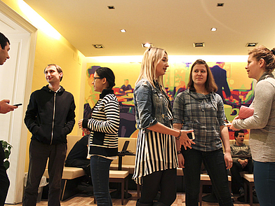 Gruppe von Deutsch Sprachschülern unterhält sich in der Lounge der ActiLingua Wien.