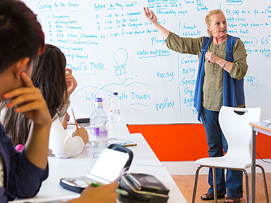Une professeure d'anglais explique la grammaire dans le cadre d'un cours de langue dispensé par une école de langues en Angleterre