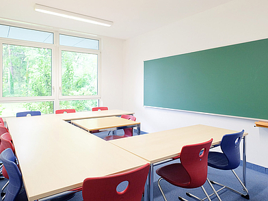 Klassenraum im Humboldt-Institut Bad Schussenried mit Tageslicht und Tafel