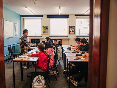 Blick in ein Klassenzimmer mit Schülern, die im Englischunterricht aktiv mitarbeiten, im Rahmen einer Schülersprachreise nach Canterbury.