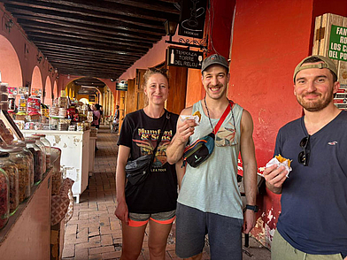 Étudiants découvrant le marché local de Carthagène, combiné à des exercices pratiques d'espagnol et à une immersion culturelle.