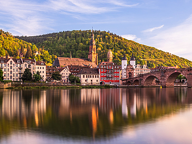 Abendstimmung an der Alten Brücke in Heidelberg – perfekte Kulisse für berufliche Deutsch-Sprachreisen.