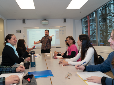 Lezioni di inglese presso la scuola di lingue CEL di Vancouver con insegnante e gruppo di studenti internazionali