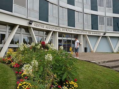Entrée de l'école de langue Carel Royan