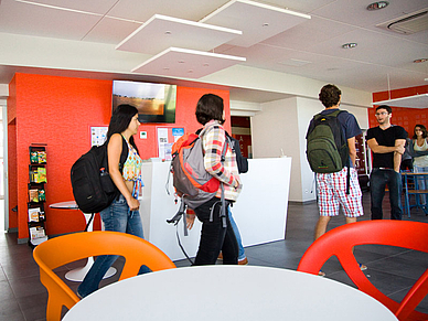 Une activité intense dans le hall d'entrée