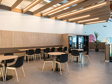 Salle à manger et salon modernes de la résidence à Alicante pour les participants à un séjour linguistique d'espagnol en Espagne