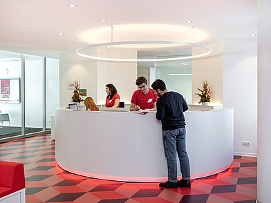 Empfangsbereich der Sprachschule mit Beratung und Information