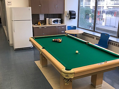 Freizeitbereich der Sprachschule in Toronto mit Billardtisch für Sprachschüler im Ausland