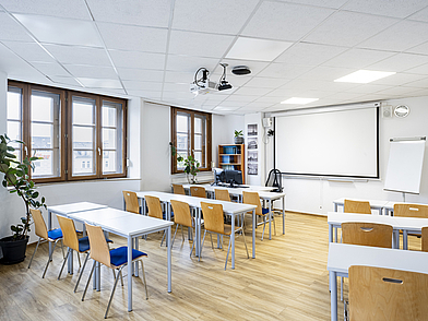Heller Klassenraum der Deutsch Sprachschule Heidelberg für Deutsch-Unterricht