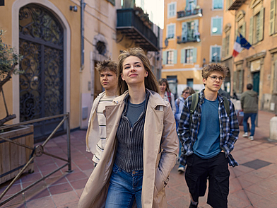 Französisch Sprachschüler unterwegs in der Altstadt von Nizza