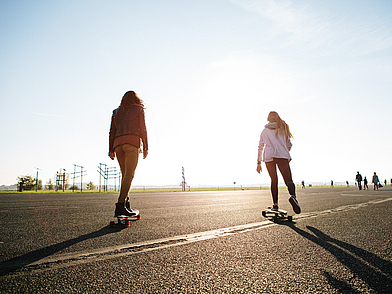 Jugendliche beim Skateboarden auf dem Tempelhofer Feld – Deutsch Schüler Sprachreisen Berlin