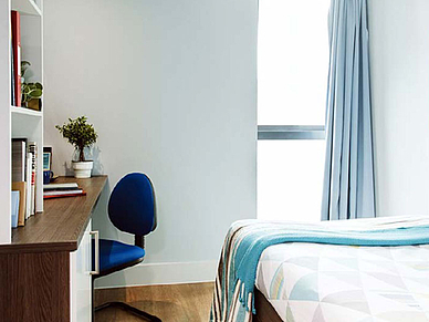 Chambre d'étudiant dans la résidence de Bournemouth, avec un lit et un coin étude