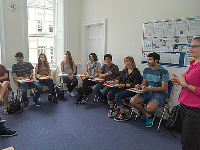 Gruppenunterricht in freundlicher Atmosphäre – Schüler im Kreis für interaktive Lernmethoden.