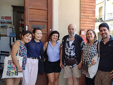 Sprachschülerinnen und Sprachschüler posieren gemeinsam vor der Schule in Viareggio