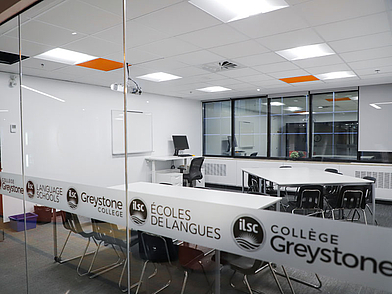Heller Klassenraum der Sprachschule in Montréal, perfekt für deine Sprachreise und konzentriertes Französisch lernen im Ausland