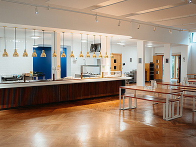 Buffettheke und Speisesaal der Sprachschule St Giles Cambridge mit Sitzgelegenheiten