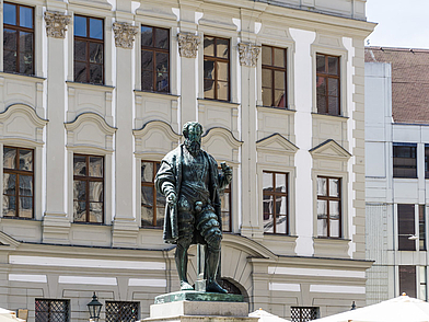 Historische Altstadt Augsburg mit Renaissance-Statue – Sehenswürdigkeit für Schüler während ihrer Deutsch Sprachreise.