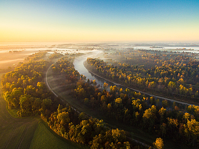 Luftaufnahme des Lech bei Augsburg in herbstlicher Landschaft – Ausflugsmöglichkeit für Schüler bei Deutsch Sprachreisen.
